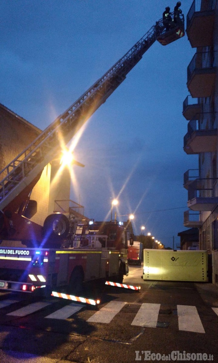 Beinasco: minaccia di buttarsi dal balcone in via Mirafiori