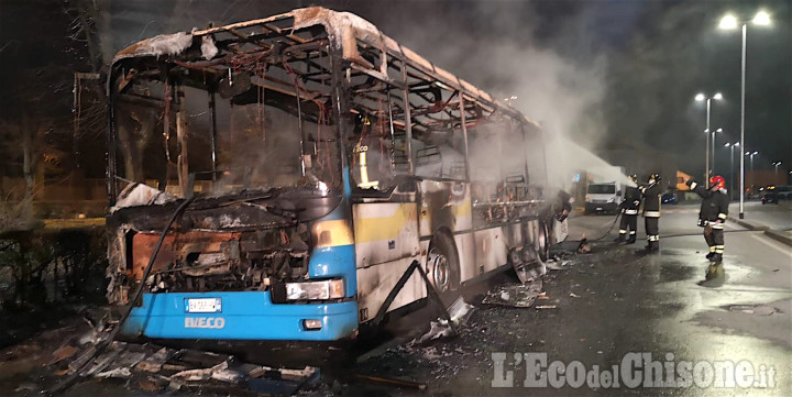 Orbassano: bus in fiamme in via Di Nanni