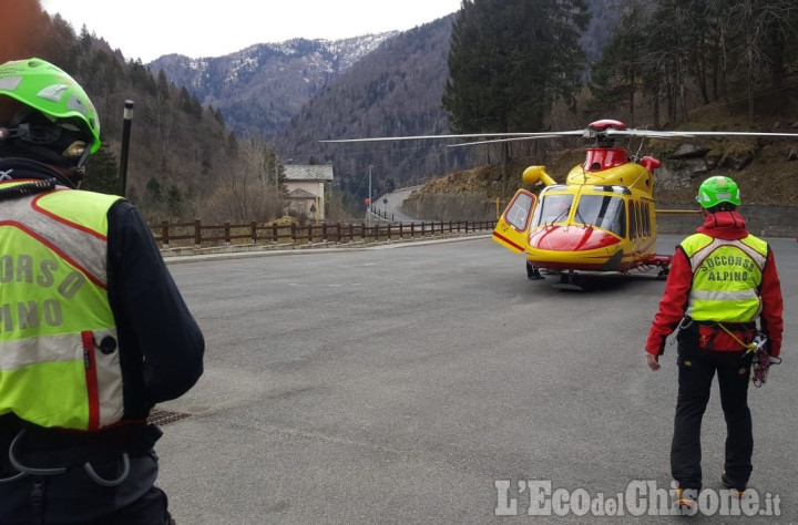 Infortunato in alta Valle Po, recuperato dagli uomini del Soccorso alpino