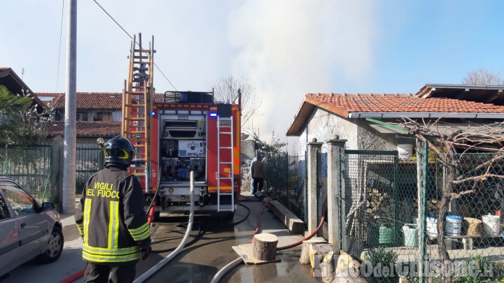 Incendio di sterpaglie in via Asiago a Pinerolo: Vigili del Fuoco all&#039;opera per lo spegnimento
