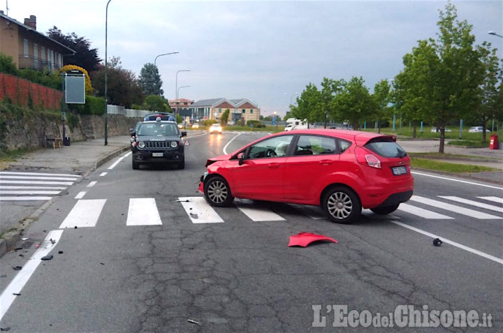 Pinerolo: scontro tra auto e moto in via Martiri, due feriti lievi