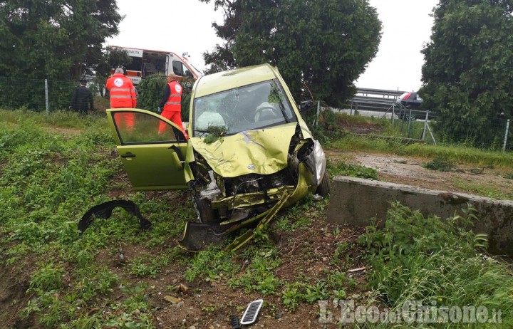 Candiolo: auto fuori strada sulla Torino-Pinerolo, ferita 56enne
