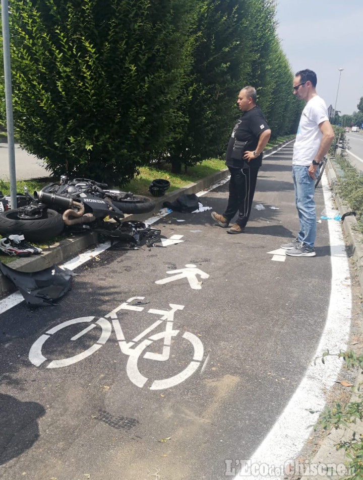 Vinovo: moto contro auto in via Stupinigi, ferito centauro