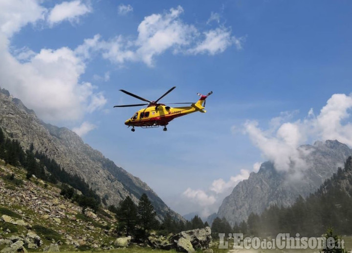 Crissolo: cade durante la discesa dal Monviso, ferito recuperato dal Soccorso Alpino