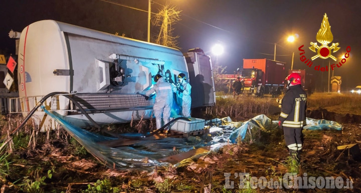 Camion cisterna con 18mila litri di gasolio si ribalta tra san Secondo e Osasco