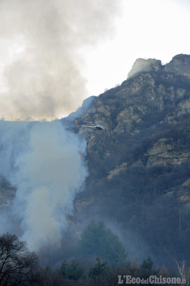 Envie: incendio sul Mombracco, Vigili del fuoco in azione