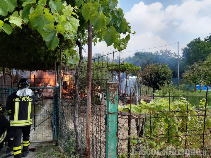 Borgaretto: fiamme nell'orto vicino alla Circonvallazione, distrutto un fabbricato