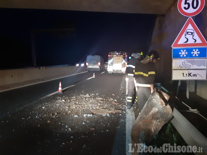 Pinerolo: mezzo pesante urta il cavalcavia, calcinacci sulla tangenziale