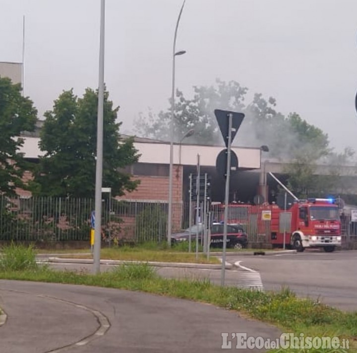 Nichelino: cumuli di carta in fiamme all'ex Liri di via Vernea