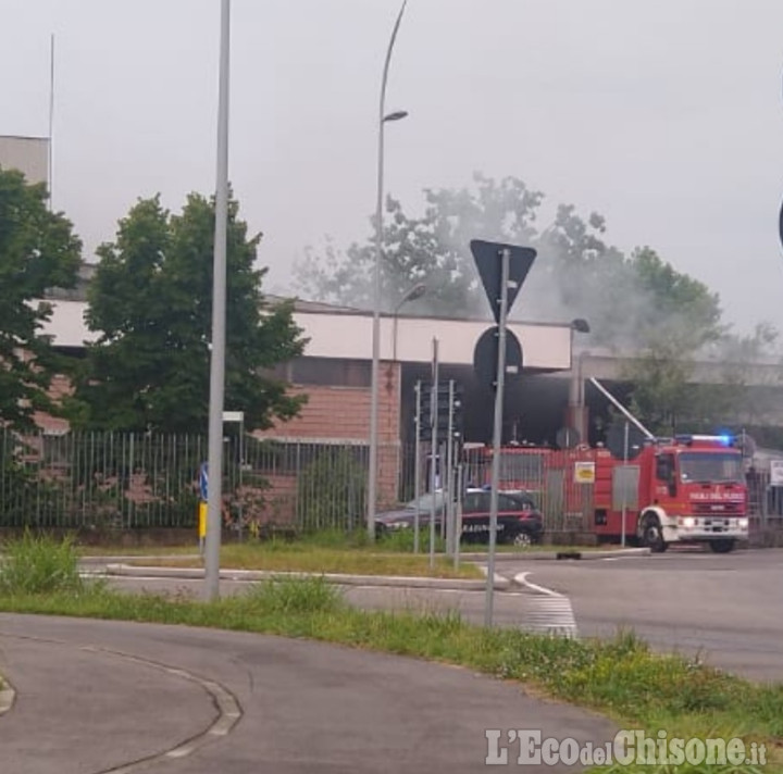 Nichelino: cumuli di carta in fiamme all'ex Liri di via Vernea