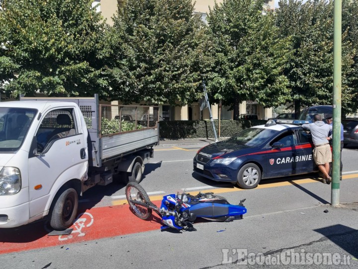 Pinerolo: moto contro camioncino in corso Torino, lievi ferite per il biker