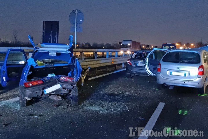Nichelino: schianto fra auto in via Debouchè, tre i feriti