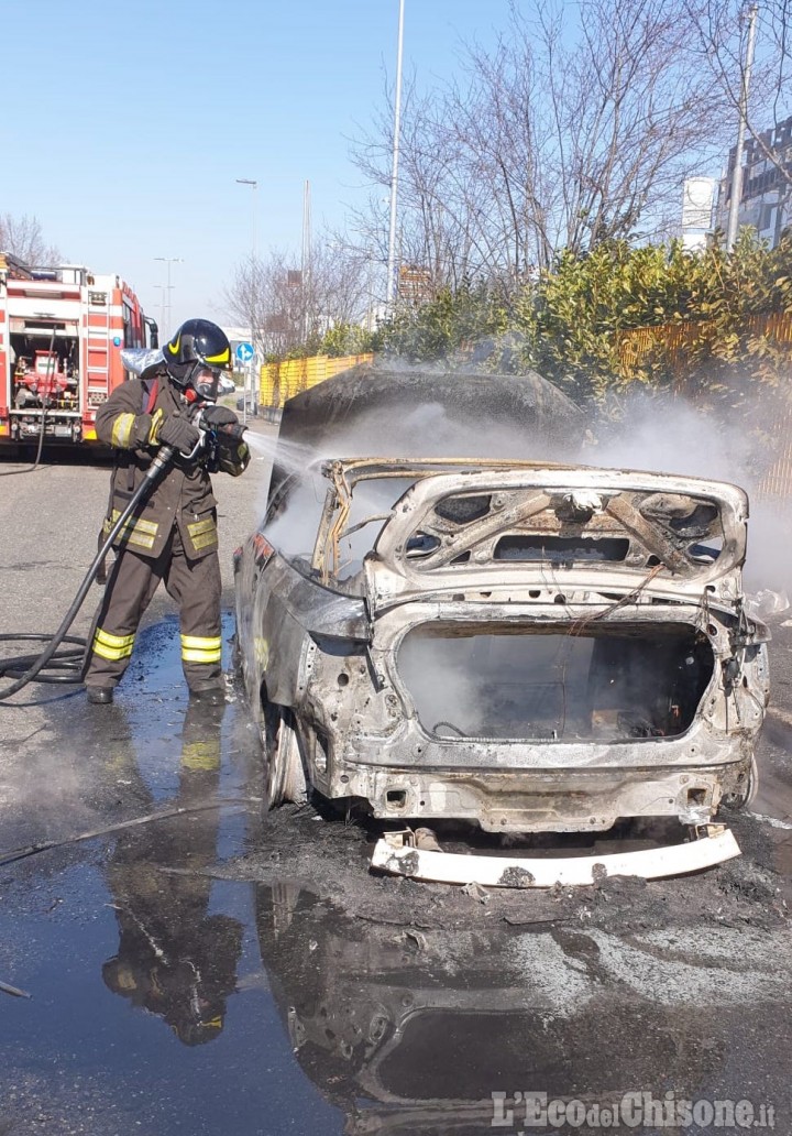 Orbassano: auto in fiamme sulla Circonvallazione esterna, l'intervento dei Vigili del fuoco