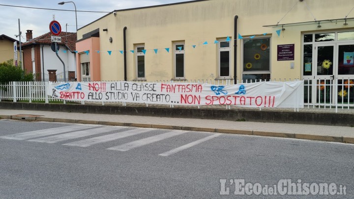 Castagnole: striscione fuori dalla scuola, "No alla classe fantasma"