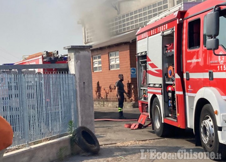Osasio: incendio in un'azienda nell'area industriale, l'intervento dei Vigili del fuoco