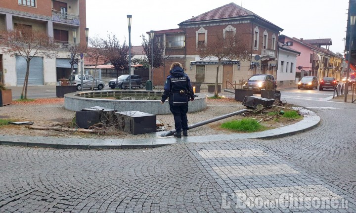 Borgaretto: al volante di un tir danneggia la rotonda di piazza Vittorio Veneto, poi si allontana
