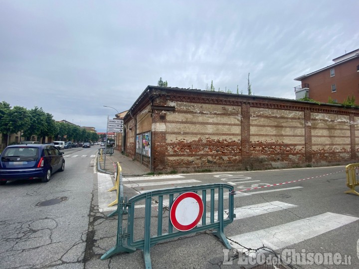 Airasca, crollo di un tetto: chiusa alle auto Via Stazione