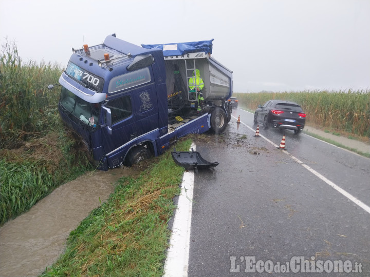 Autoarticolato fuori strada tra Vigone e Macello