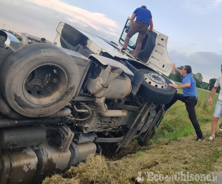 Tir fuori strada tra Cardè e Villafranca, illeso il conducente