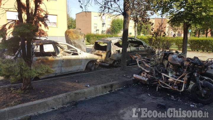 Borgaretto: fiamme nelle notte, auto e moto distrutte