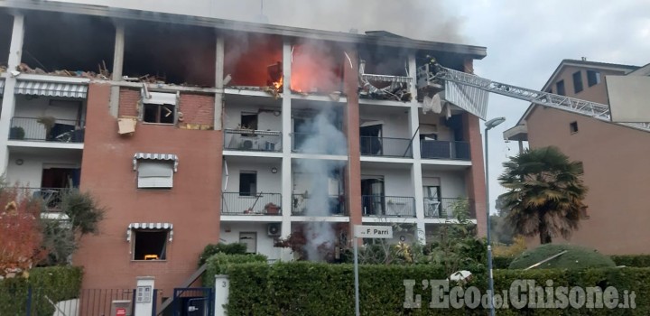 Esplosione in piazza Sabin: la vicina, «credevo fosse una bomba, ho visto due persone avvolte dalle fiamme»