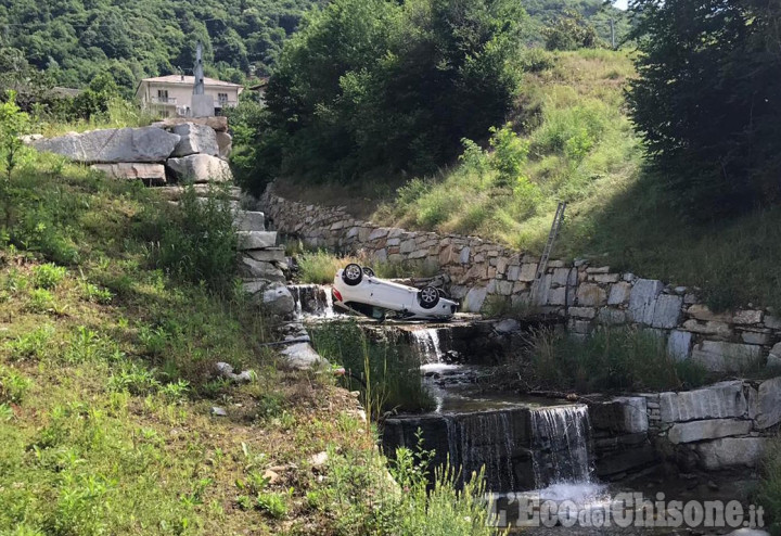 Pinasca: auto precipita nel rio di Castelnuovo, nessun ferito