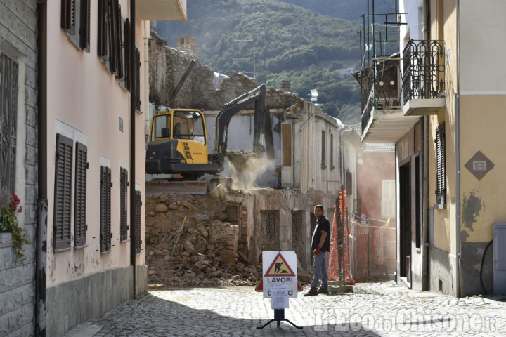 Pinasca: cominciata la demolizione in centro a Dubbione, via Bert chiusa alle auto