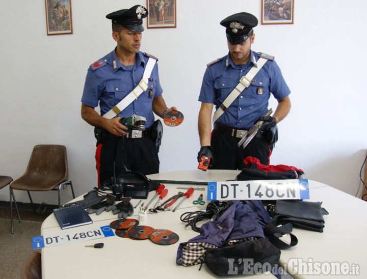 Arrestati dai Carabinieri dopo un inseguimento: nell&#039;auto gli attrezzi per i furti