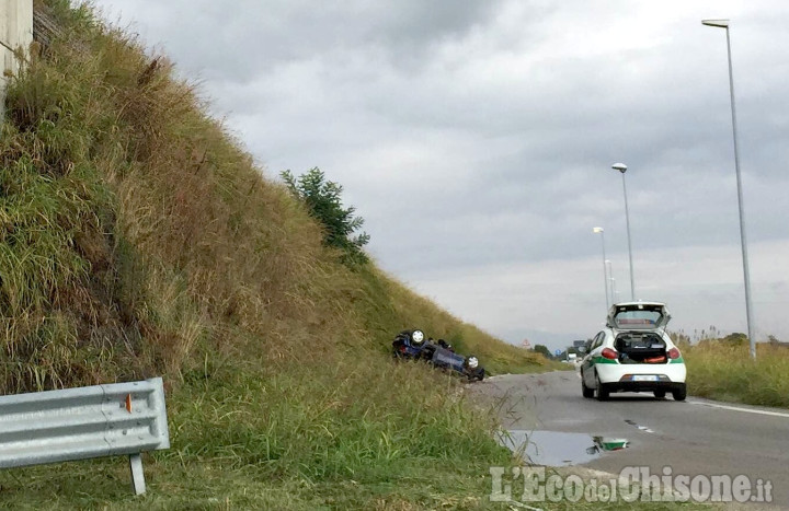 Pinerolo: auto cappotta poco dopo la rotonda, ferita la conducente