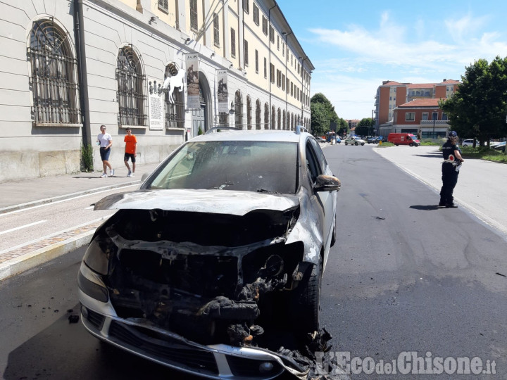 Pinerolo: auto in fiamme in corso Torino