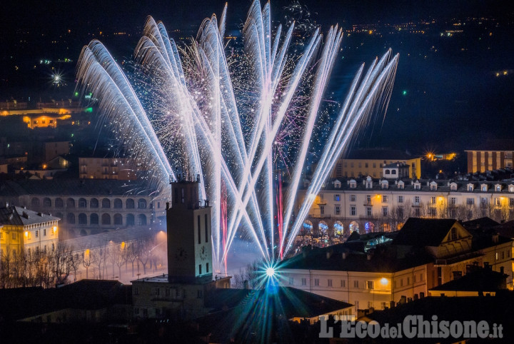 Capodanno in piazza a Pinerolo: fuochi artificiali senza i botti ma con la musica