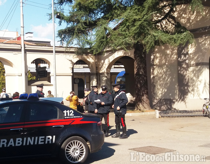 Pinerolo: si sdraia sull'auto di pattuglia, poi aggredisce una carabiniera, denunciato 27enne