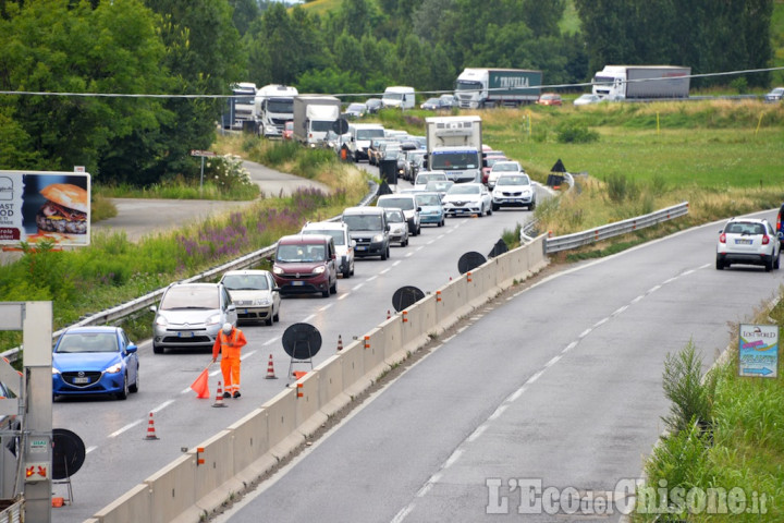 Pinerolo: asfaltano sulla circonvallazione, traffico in tilt al rotondone