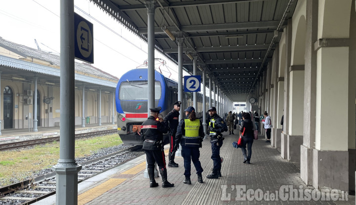 Pinerolo: alla stazione il presidio delle Forze dell'ordine dopo la rissa di mercoledì pomeriggio