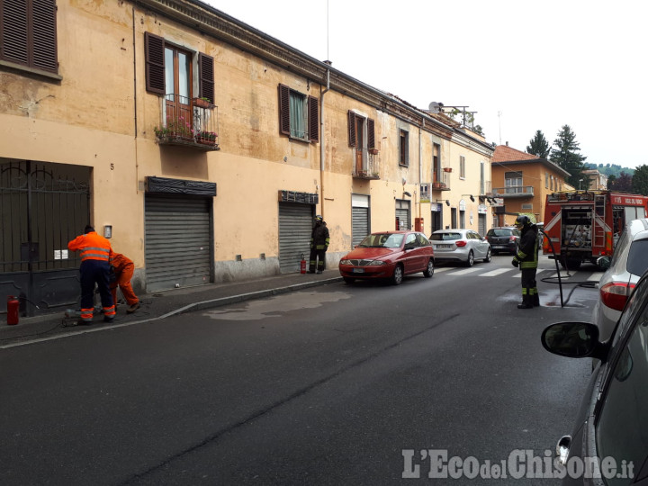 Pinerolo: fuga di gas in via Gioberti, tecnici Acea e Vigili del fuoco al lavoro