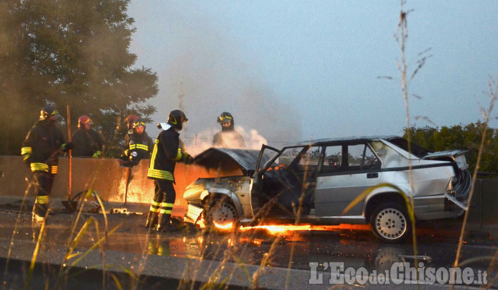 Pinerolo: incidente in tangenziale, auto urta furgone e poi prende fuoco