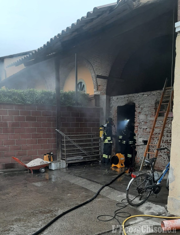 Pinerolo: fiamme nel locale caldaia, Vigili del fuoco in azione