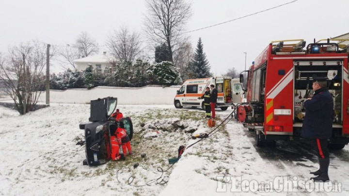 San Secondo: asfalto innevato, con l&#039;auto finisce fuori strada