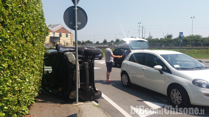 Pinerolo: incidente in via dei Martiri, una Smart finisce sulla fiancata