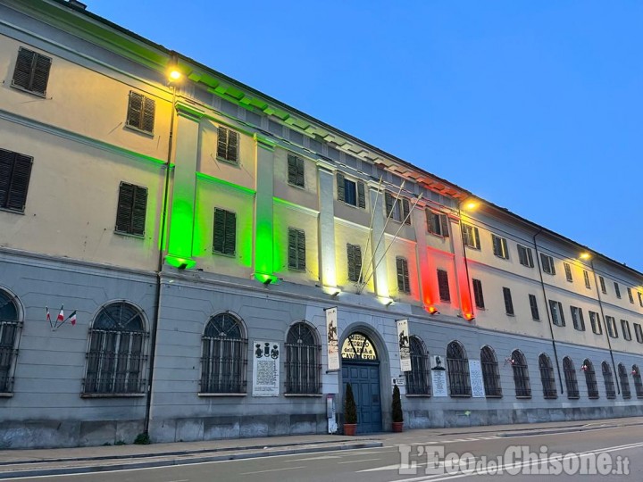Pinerolo: il Museo della Cavalleria si illumina con il tricolore in vista dei festeggiamenti. 