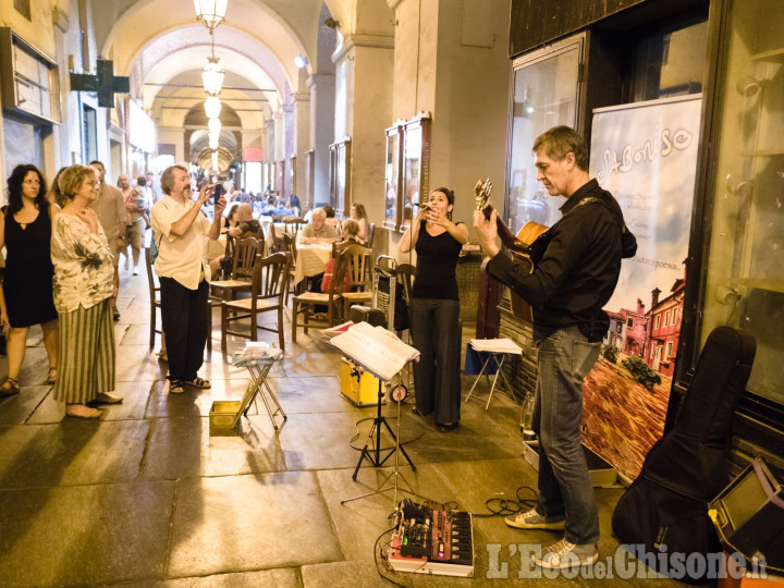 A Pinerolo la prima tavolata in bianco in un weekend di shopping e musica