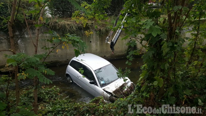 Piossasco: vola con l&#039;auto nel torrente Sangonetto, ferite lievi per una 24enne