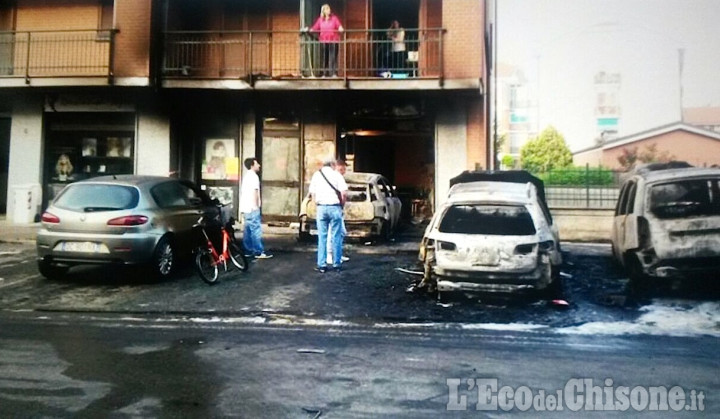 Piossasco: quattro auto in fiamme, paura all&#039;alba in via D&#039;Azeglio