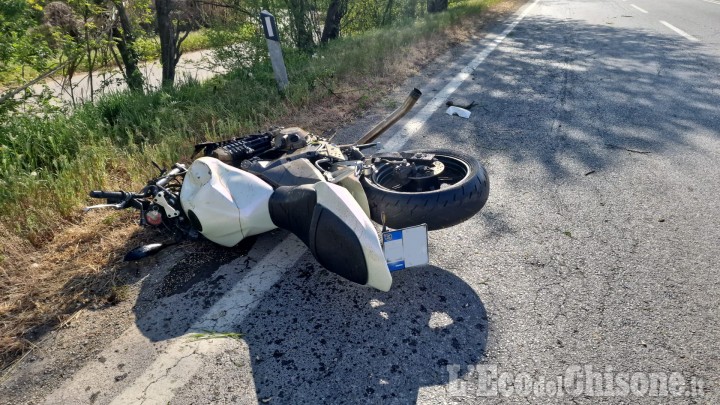 Piossasco: scontro tra auto e moto sulla Sp6, l'uomo al volante scappa dopo l'incidente