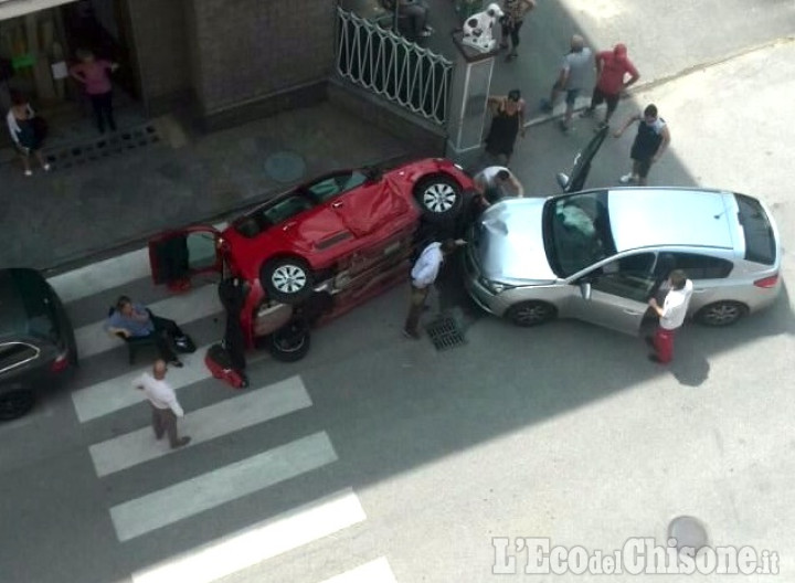 Incidente stradale a Piscina: auto si ribalta in pieno centro
