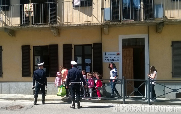 Piscina: i bimbi della materna tornano in biblioteca, ma scortati dai Vigili