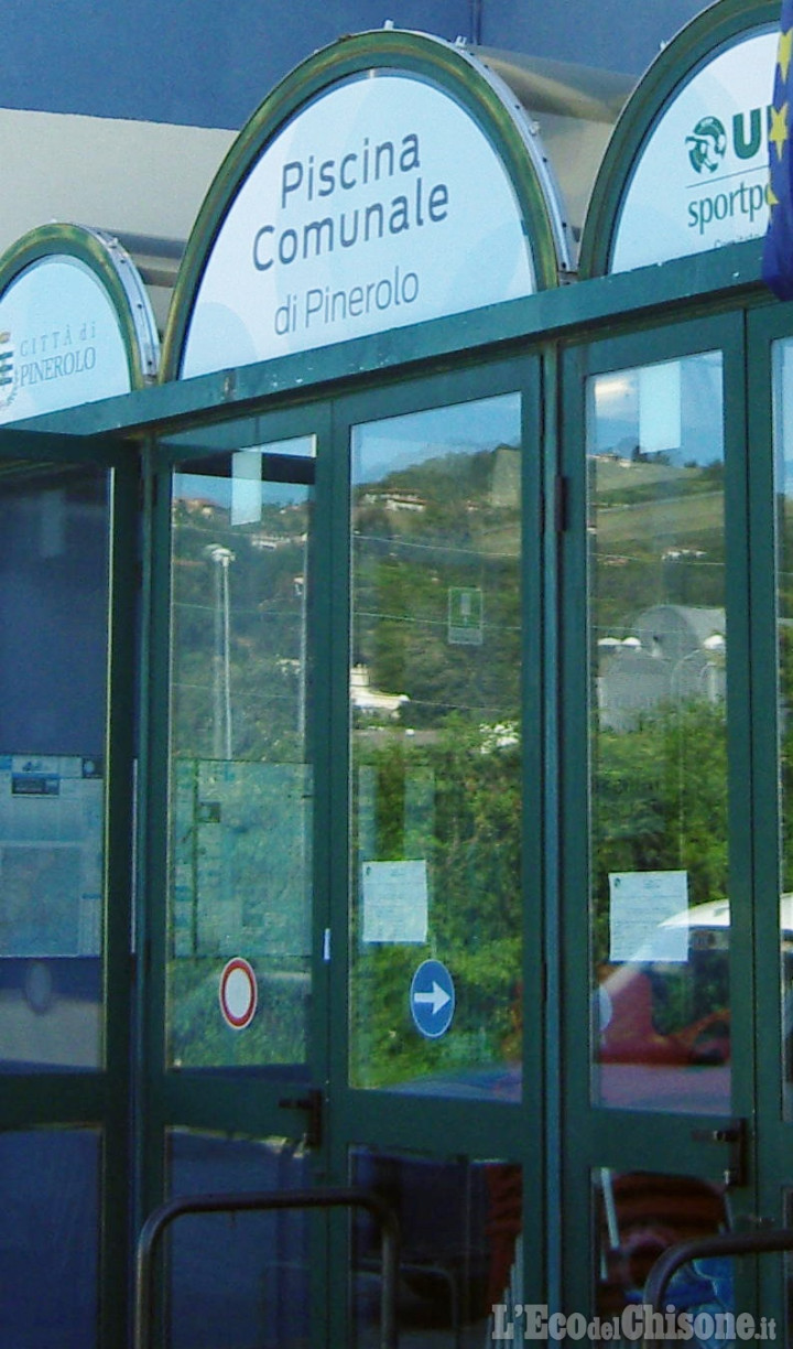Pinerolo: piscina comunale, a casa in accappatoio