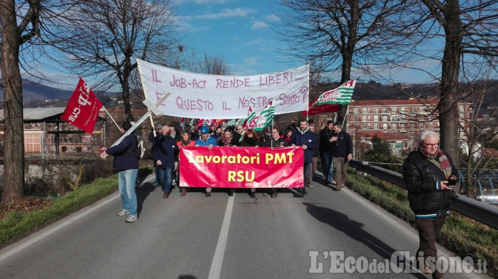 Pinerolo: cittadini e autorità sfilano a fianco dei lavoratori PMT
