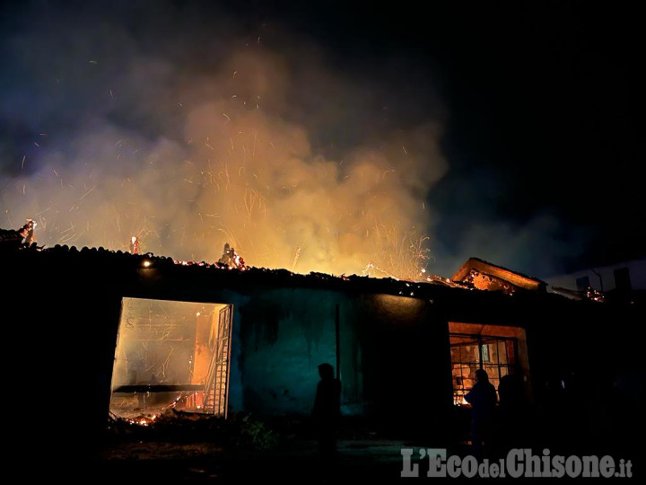 Pinerolo: fiamme in un magazzino di stradale Baudenasca