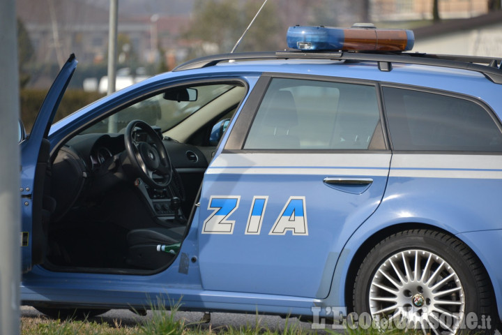 Attraversano a piedi l'autostrada per farsi un video con lo smartphone, multati due giovani